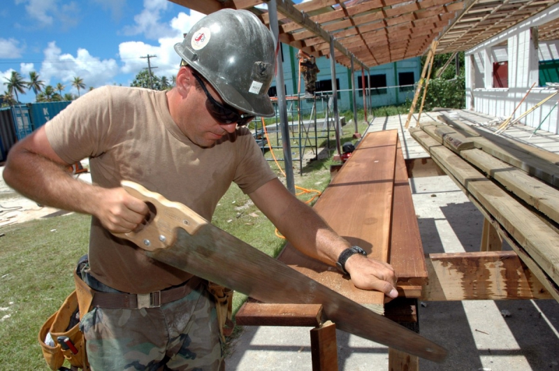 ebeniste-PUGET SUR ARGENS-min_worker_construction_building_carpenter_male_job_build_helmet-893290